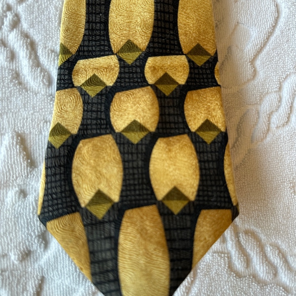 Elegant Yellow and Black Men's Tie Made‎ in USA 100% imported silk